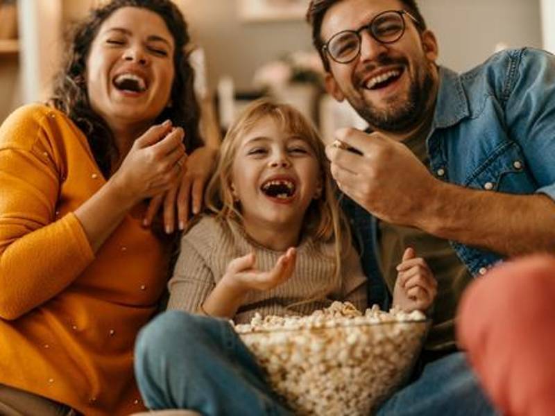 Disfrutar de una buena película familiar después de cenar es una excelente actividad.