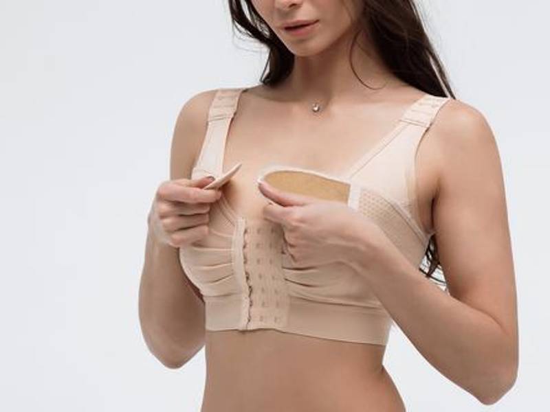 Entre las complicaciones médicas que se pueden dar después de una cirugía de aumento mamario son infecciones, hematomas, reacciones alérgicas, embolias, necrosis de tejidos y fallos respiratorios.