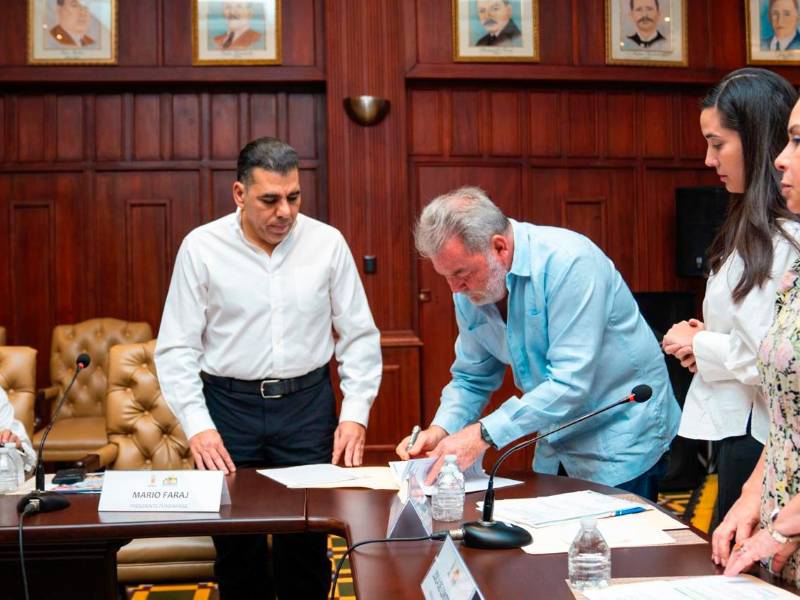 <b><span class=mln_uppercase_mln>ACTO.</span></b> La firma tuvo lugar en el salón Consistorial.