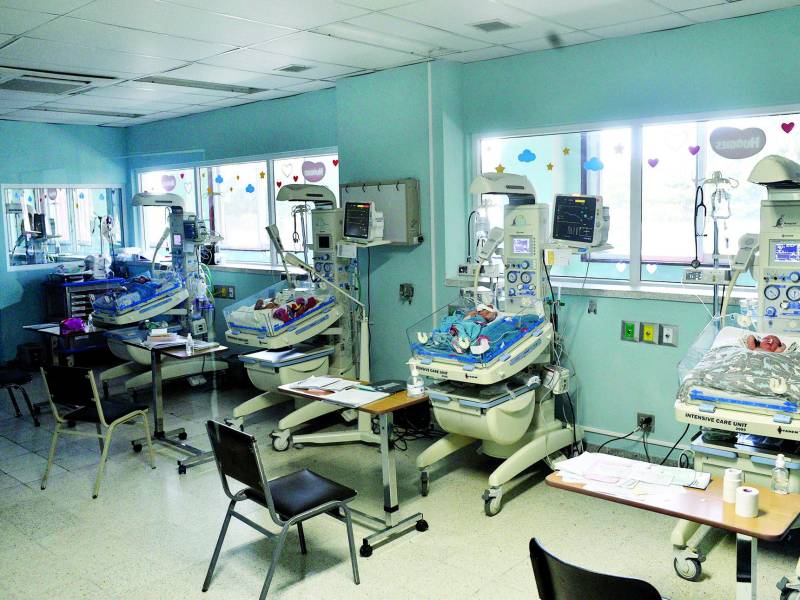 Muchos bebés reciben atención especializada en cuidados intermedios en el Leonardo. Fotos: Héctor Edú.