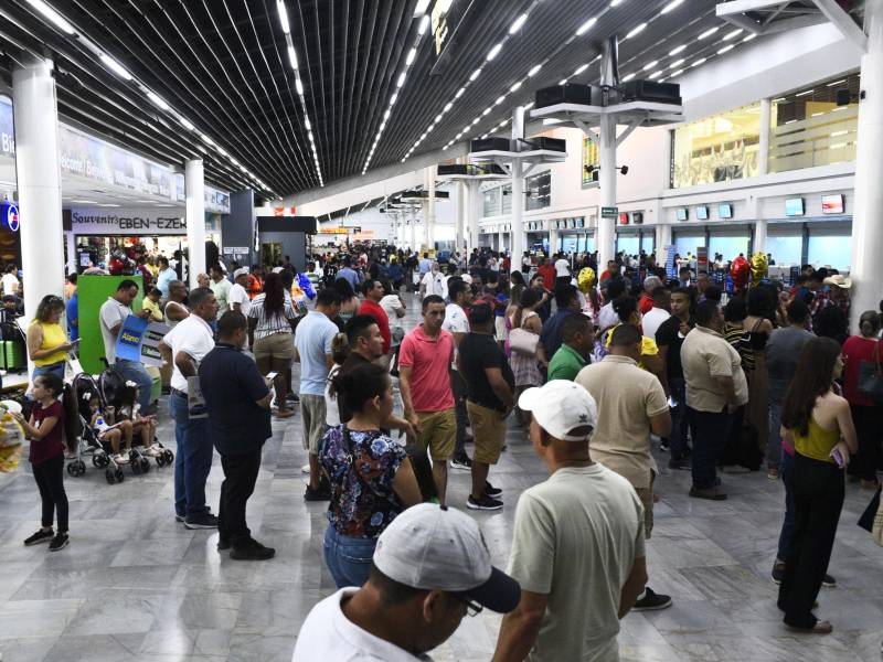 Viajeros abarrotan el aeropuerto internacional Ramón Villeda Morales.