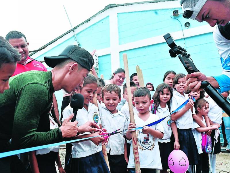 Los niños recibían clases bajo esta champa de toldos y maderos en el patio de la escuela.