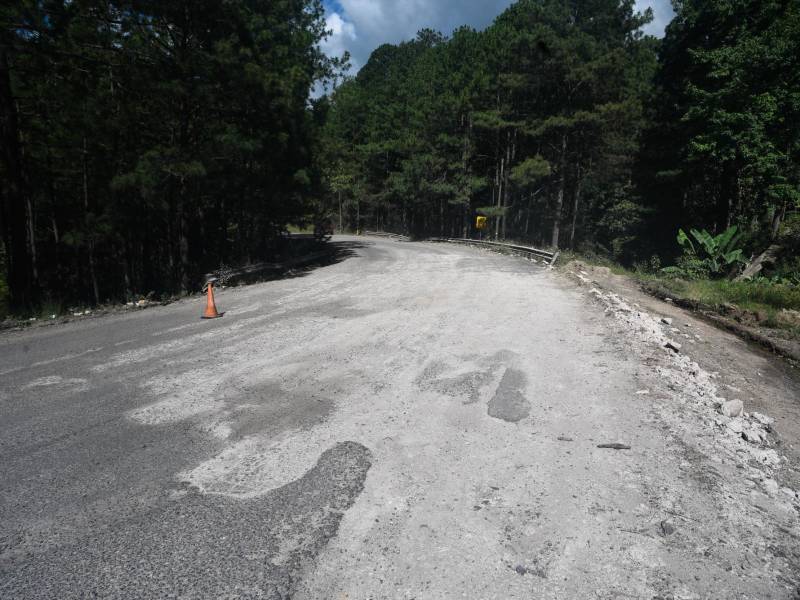 Les dicen de carreteras de “azúcar” porque solo llueve y desaparece el asfalto. A pobladores cercanos les toca rellenar los hoyos con tierra o cemento para evitar accidentes. Este tramo es entre San Juan y Yamaranguila.