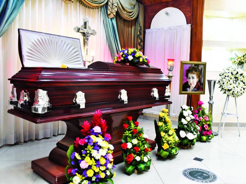 <b>El velatorio de la reconocida dama fue ayer en Funerales Amor Eterno; fotografía de doña Lipa y su hijo Jorge mientras disfrutaban de un baile.</b>