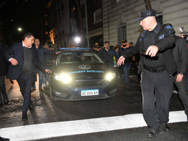 El atacante fue detenido por la policía tras atentar contra la expresidenta de Argentina, Cristina Fernández.