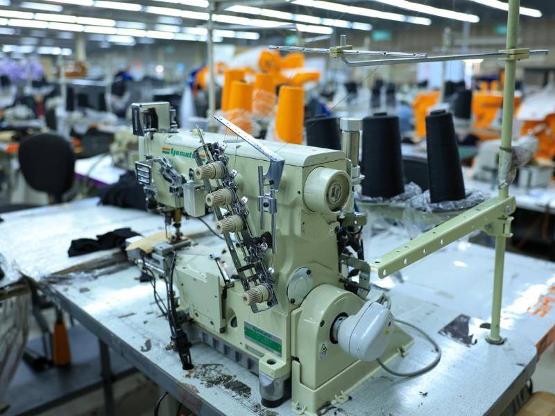 La maquila, la cual goza de privilegios fiscales, es la industria que en 2026 paga el salario mínimo más bajo en Honduras.