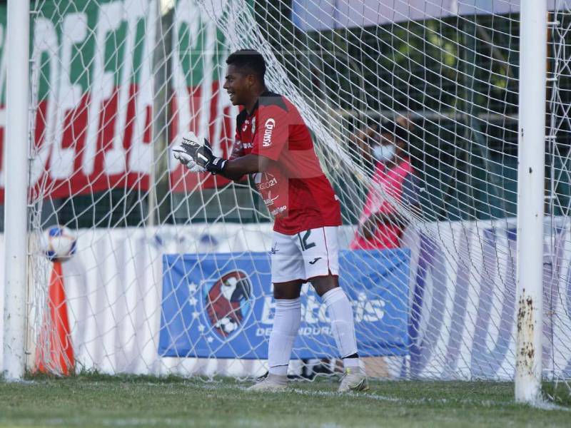 Jeancarlo Vargas se desempeña como mediocampista y ante Honduras Progreso se tuvo que poner de portero.
