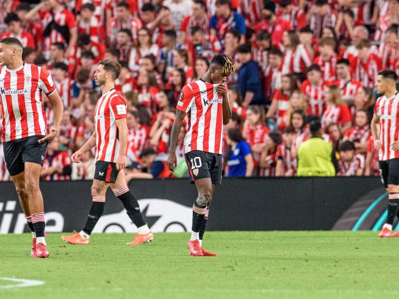 El delantero del Athletic Club, Nico Williams, durante el partido de ida de las semifinales de la Liga Europa que Athletic Club y Manchester United disputan este jueves en el estadio de San Mamés, en Bilbao.