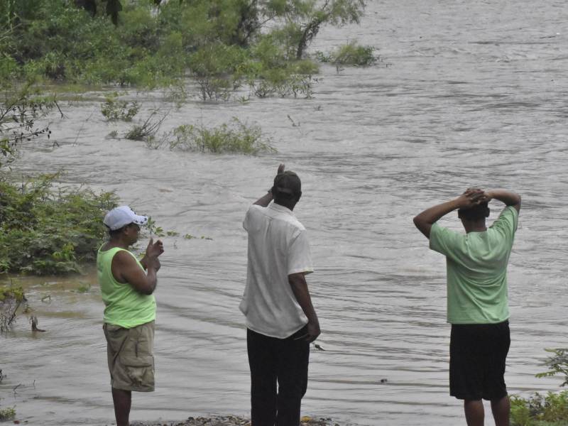 En la parte alta de La Ceiba, muchos habitantes se quedaron al otro lado de sus comunidades debido a las crecidas empezó a tener el rio Cangrejal desde horas de la mañana de este jueves.