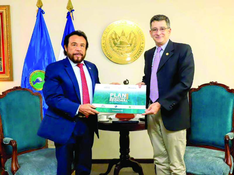 A finales de junio, el vicepresidente de El Salvador, Félix Ulloa, asumió la presidencia pro tempore actual y no Nayib Bukele. En julio anterior, recibió del secretario general de la SIECA, Francisco A. Lima Mena, el Plan Maestro Regional de Movilidad Logística 2035, puesto en precario por las visas de Costa Rica.