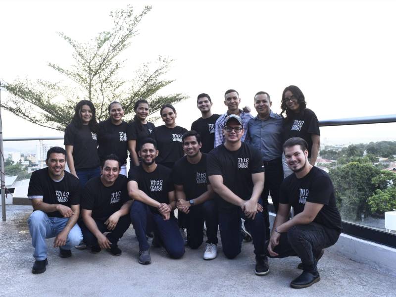 Los integrantes de “Arte Somos” estuvieron al pendiente de cada asistente, con el fin de crear juntos la pieza que buscaba cada pintor.