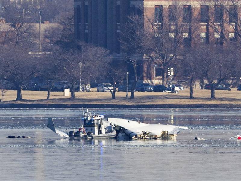 Los equipos de rescate siguen trabajando para sacar los cuerpos de las víctimas del accidente aéreo en Washington DC.