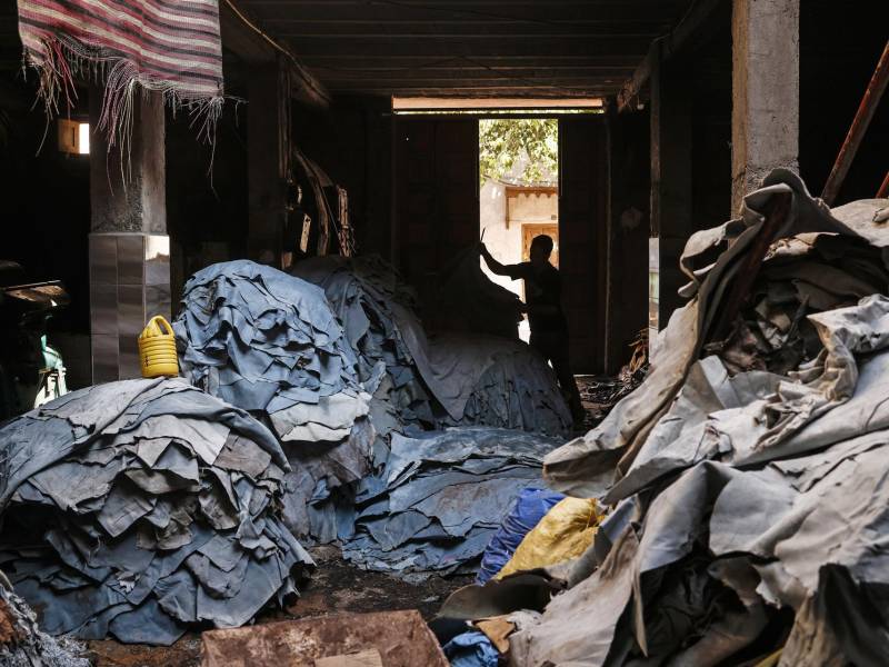 Curtidores trabajan dentro de la Medina de Marrakech este martes, tras los destrozos del terremoto con magnitud 6,8 que se produjo en el centro de Marruecos el pasado viernes y ha dejado más de 2800 muertos, además de destrozar edificios y pueblos, según el Ministerio de Interior del país.