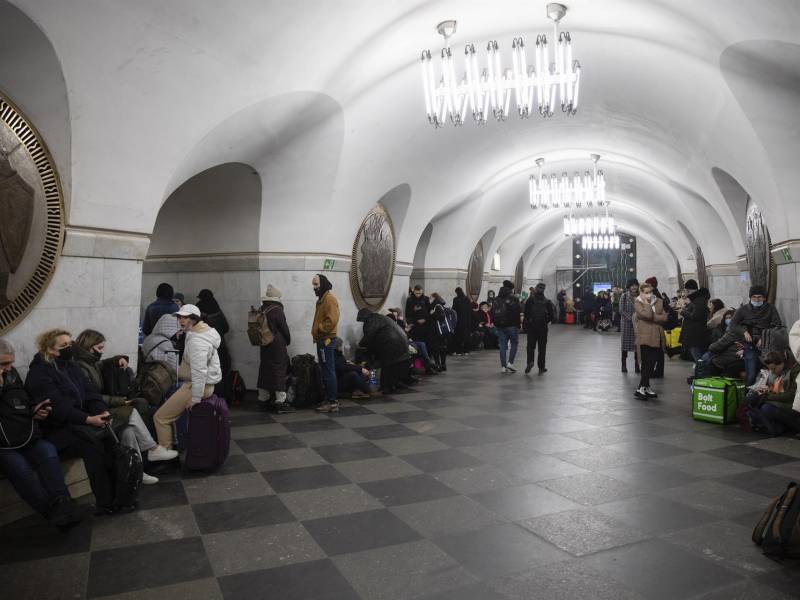 En medio de las batallas en las calles de Kiev contra las fuerzas rusas que invadieron Ucrania, miles de civiles pasan noches de angustia apiñados en el metro de la capital del país, uno de los refugios antibomba en este país.