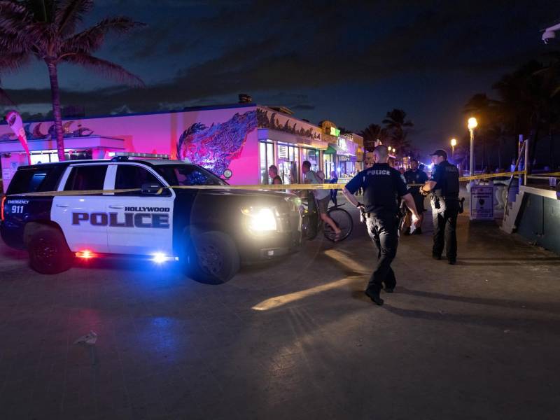 Oficiales de Policía cierran el área donde ocurrió un tiroteo en una playa, en Hollywood, Florida (EE.UU.), este 29 de mayo de 2023. EFE/EPA/Cristóbal Herrera-Ulashkevich