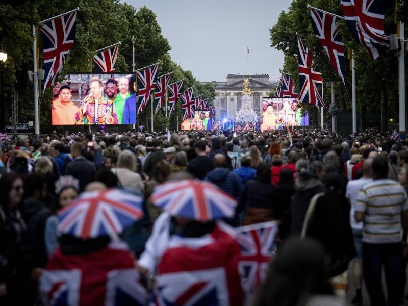 El concierto arrancó con la emisión por las pantallas gigantes instaladas en el lugar.