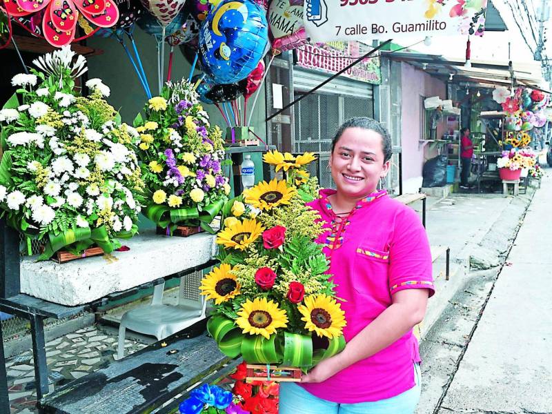 <b>En el mercado Guamilito hay 21 negocios dedicados a la venta de flores. Fotos: Héctor Edú.</b>