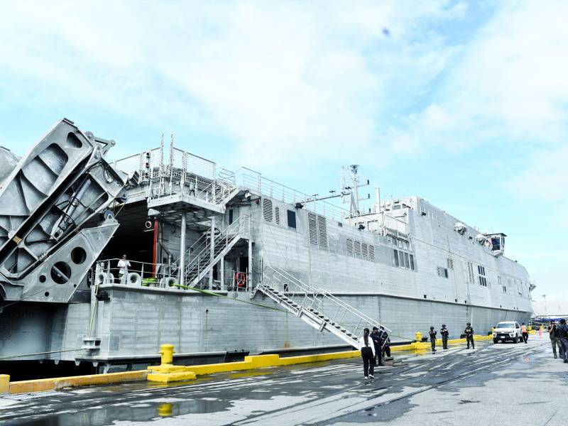 <b>Autoridades hondureñas y de EUA estuvieron ayer en el cierre de la misión. Fotos: Héctor Edú</b>
