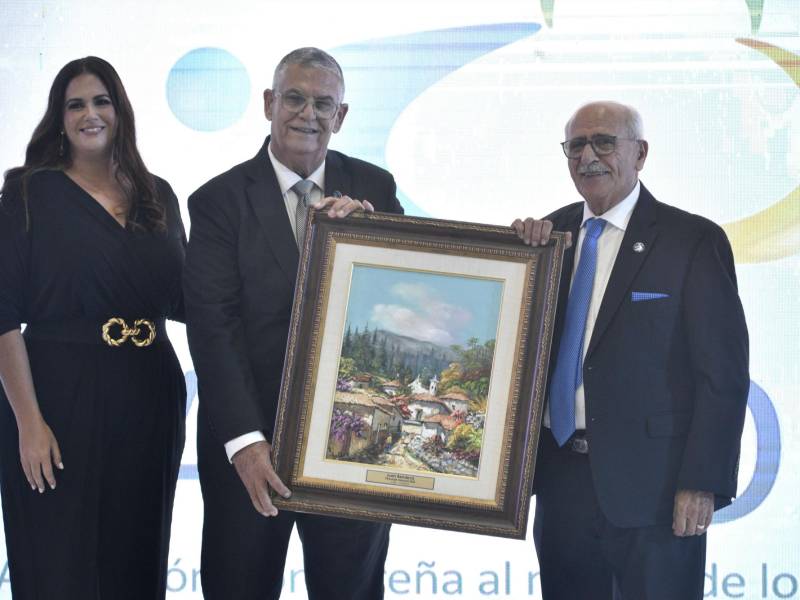 Joyce Andonie y Fouad Faraj haciendo entrega del cuadro que reconoce a Juan A. Bendeck como el “Personaje Valmoral 2023”.