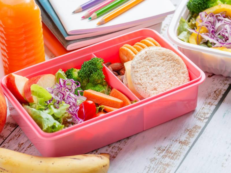 Frutas, vegetales, frutos secos y jugos naturales son parte fundamental de un “lunch” saludable.