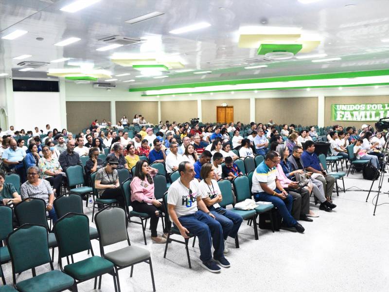 <b><span class=mln_uppercase_mln>Actividad.</span></b> Padres del movimiento Por Nuestros Hijos durante una de sus reuniones en San Pedro Sula.<span class=mln_uppercase_mln> Foto: LA PRENSA</span>