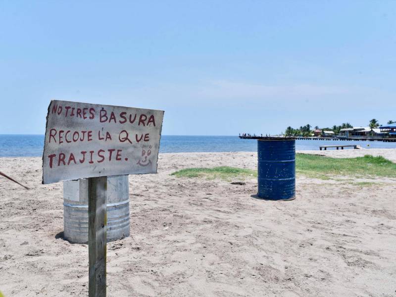 <b><span class=mln_uppercase_mln>Omoa.</span></b> En esta temporada las playas están limpias por lo extenso del verano, en los meses de lluvia el río Motagua arrastra los desechos.<span class=mln_uppercase_mln> FOTO: HÉCTOR EDÚ</span>