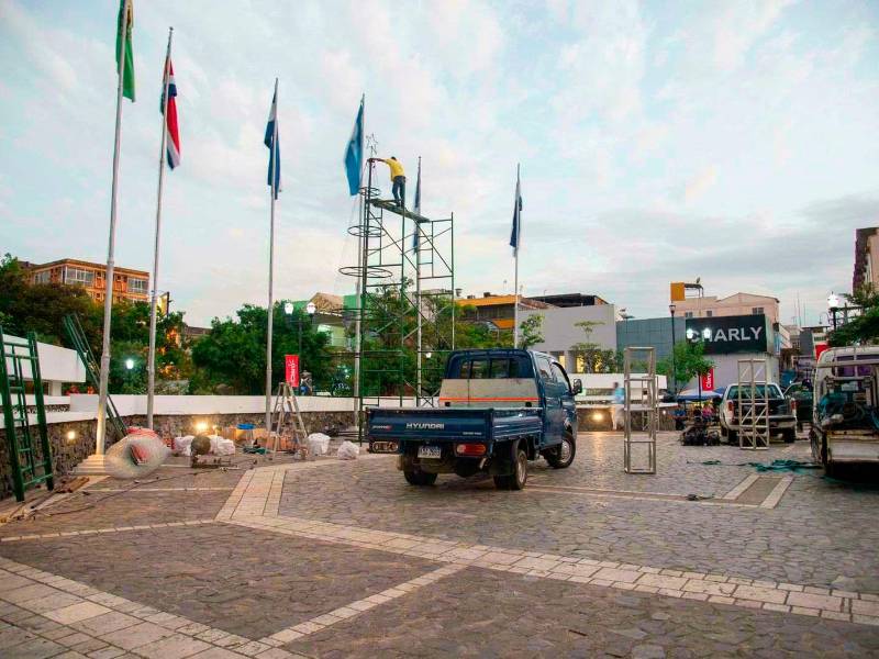 <b><span class=mln_uppercase_mln>TRABAJO.</span></b> Los trabajadores municipales laboran para ofrecer lo mejor a los sampedranos durante esta temporada navideña.