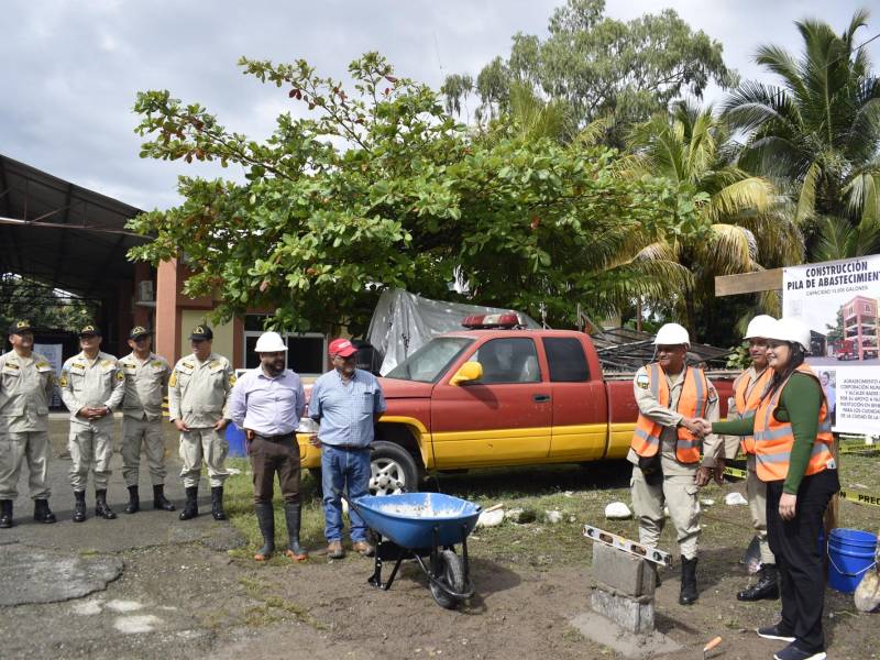 En la estación del Cuerpo de Bomberos en el barrio Buenos Aires de La Ceiba se colocó la primera piedra de la construcción del tanque para almacenar 15,000 galones de agua.