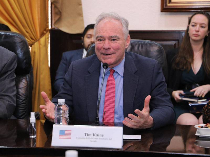 El senador Tim Kaine está de visita en Honduras, donde ya se reunió con la presidenta Xiomara Castro, junto a una delegación integrada también por congresistas de EEUU.