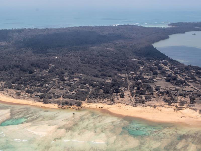 La enorme erupción volcánica en Tonga del sábado provocó un tsunami de hasta 15 metros que ha causado un “desastre sin precedentes” en este país, destruyendo casas y matando al menos tres personas, indicó su gobierno.