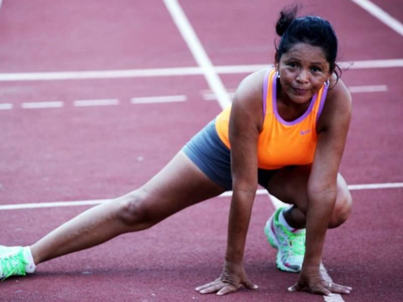 Elsa Valdez cuando era captada por el lente de GOLAZO haciendo sus estiramientos en la pista del estadio Olímpico.