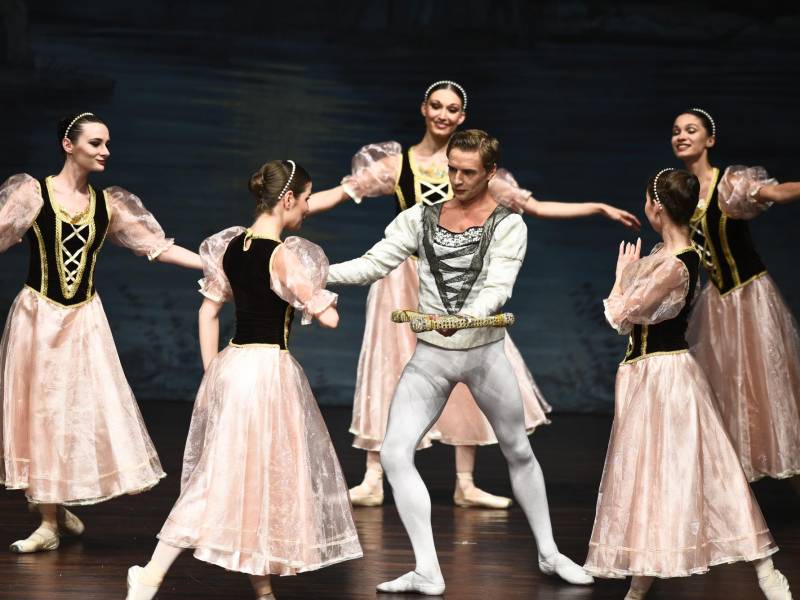 Los bailarines internacionales demostraron experiencia y gran puesta en escena ante el público hondureño y extranjero que asistió al evento.