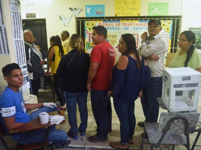 Millones de hondureños acudían a las urnas este domingo en un ambiente tranquilo y sin incidentes.