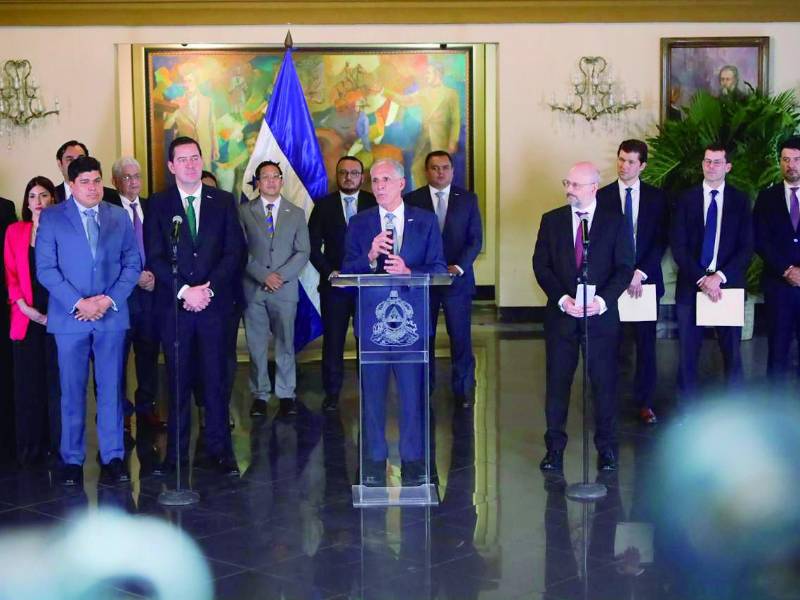 El Presidente Nasry Asfura y miembros del Gabinete Económico durante la conferencia de prensa
