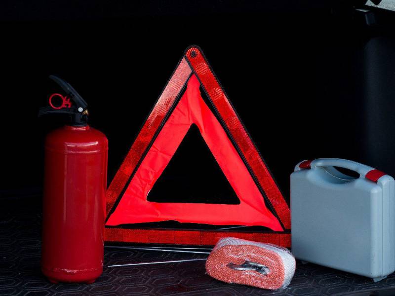 Llevar un kit vehicular es fundamental en cualquier viaje. Como exclama el dicho: “Hombre prevenido, vale por dos”.