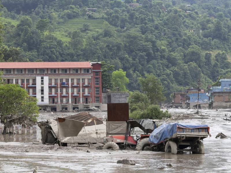 Las aguas de una crecida repentina arrasan Trishuli Bazar, en el distrito de Nuwakot (Nepal), el 26 de agosto de 2026. EFE/EPA/NARENDRA SHRESTHA