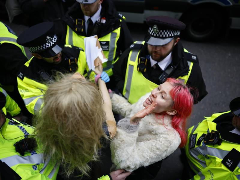 Un manifestante utiliza un maniquí para sostener un cartel durante una protesta 'Lift the Ban' en apoyo a Palestine Action frente al Ministerio de Justicia en Londres, Reino Unido, 20 de noviembre de 2025.
