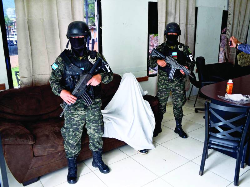 <b>Miembros de la Policía Militar con el niño rescatado.</b>
