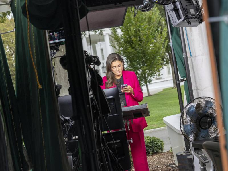 Kristen Holmes, corresponsal sénior de CNN en la Casa Blanca, trabaja en el puesto de transmisión de CNN en el Jardín Norte de la Casa Blanca en Washington D. C., Estados Unidos.