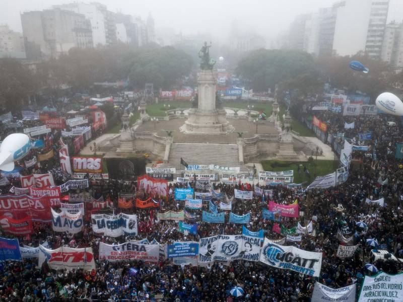 Masivas manifestaciones contra la reforma de Milei en Buenos Aires.