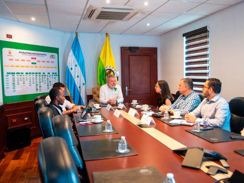 <b><span class=mln_uppercase_mln>diálogo.</span></b> Elalcalde Roberto Contreras reunido con personal académico del Zamorano.<span class=mln_uppercase_mln> </span>