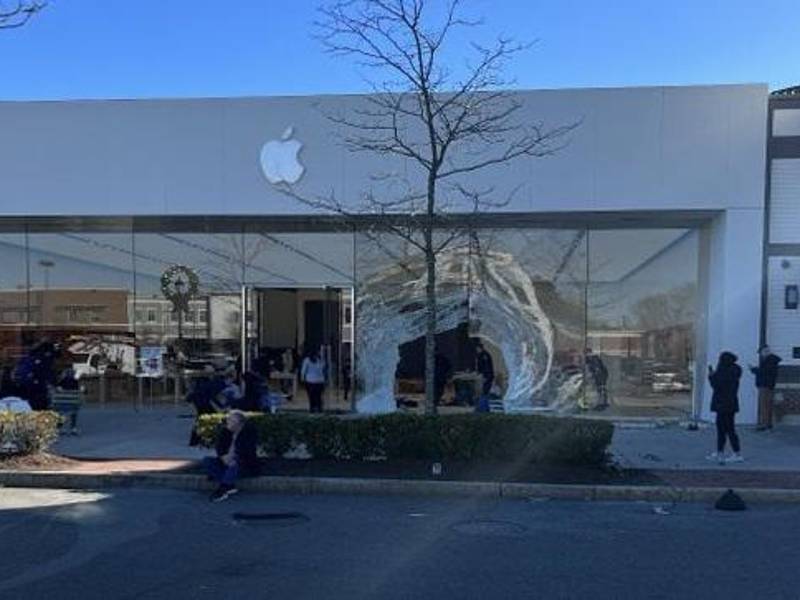 Al menos 16 personas resultaron heridas en el incidente registrado este lunes en una tienda de Apple en EEUU.