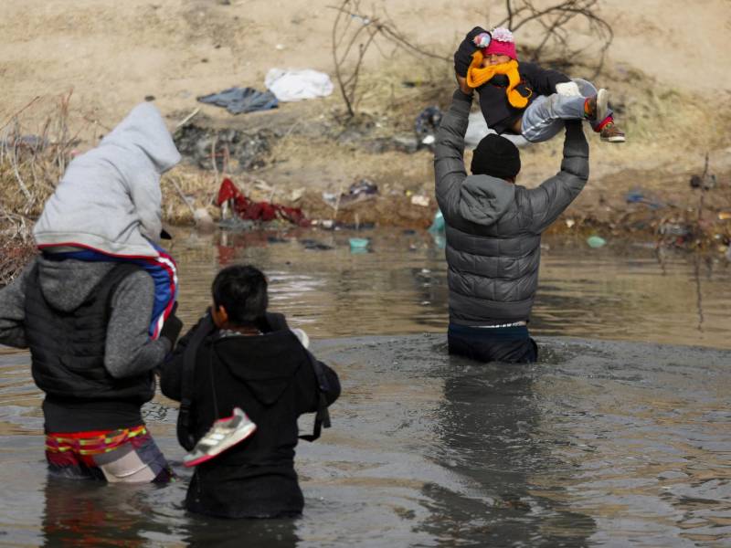 Migrantes cruzan el Río Bravo pese a temperaturas extremas para ingresar a los Estados Unidos.