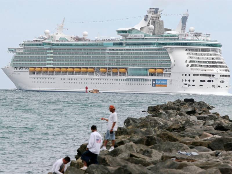 El barco es el más nuevo de Carnival Cruise y cuenta con la primera montaña rusa en el mar,.