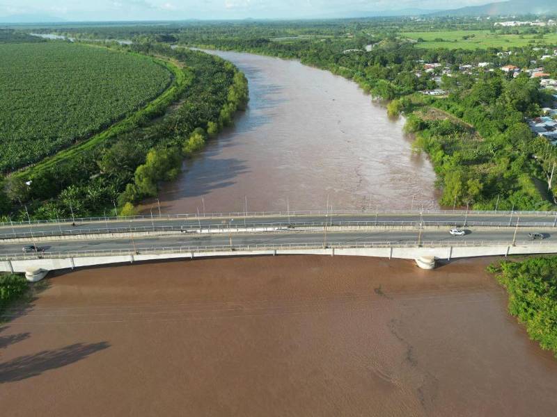 Imágenes del Río Ulua y el puente La Amistad y Democracia en El Progreso.
