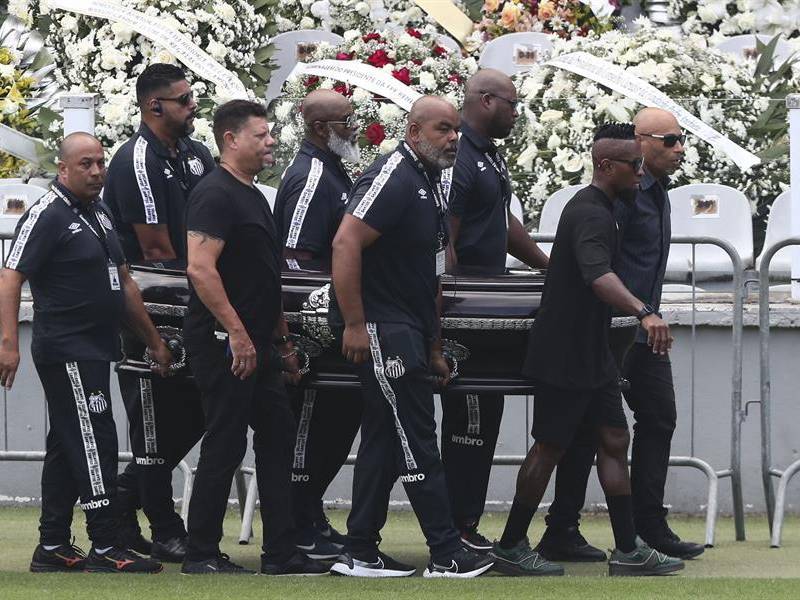 El hijo de Pelé Edinho, el exfutbolista Zé Robertoy cargaron el ataúd, ayudados por personal del Santos, hasta una carpa situada en el centro de la cancha, un espacio que está reservado para los familiares.