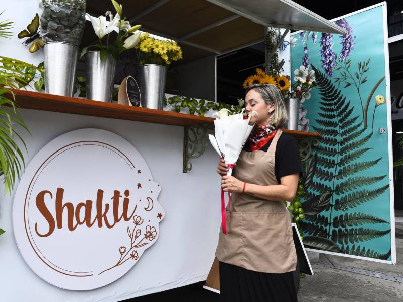 Con una sonrisa y la amabilidad que la caracterizan, la sampedrana Marielle Cook, de 39 años, recibió al equipo de LA PRENSA en su pequeño camión de flores, el primer emprendimiento con este concepto en la ciudad.