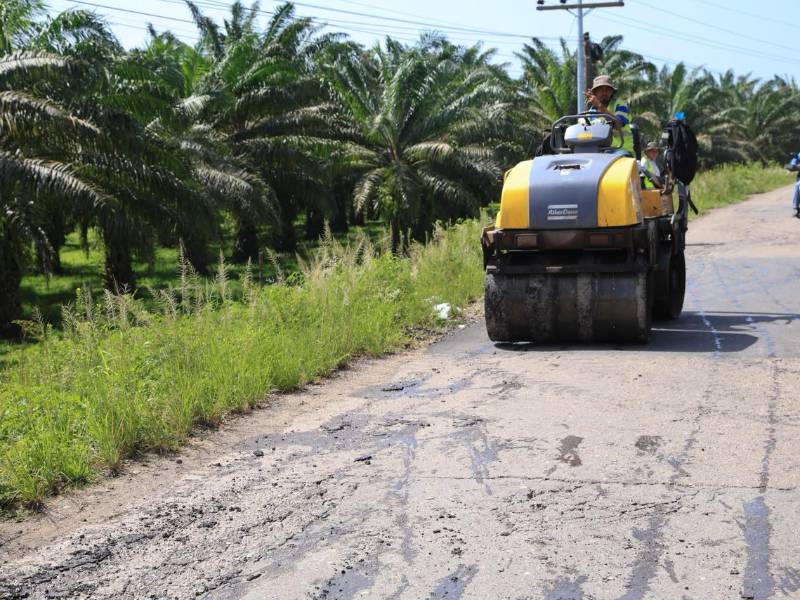 Trabajos de infraestructura vial en carretera CA-13, entre La Ceiba y Trujillo.