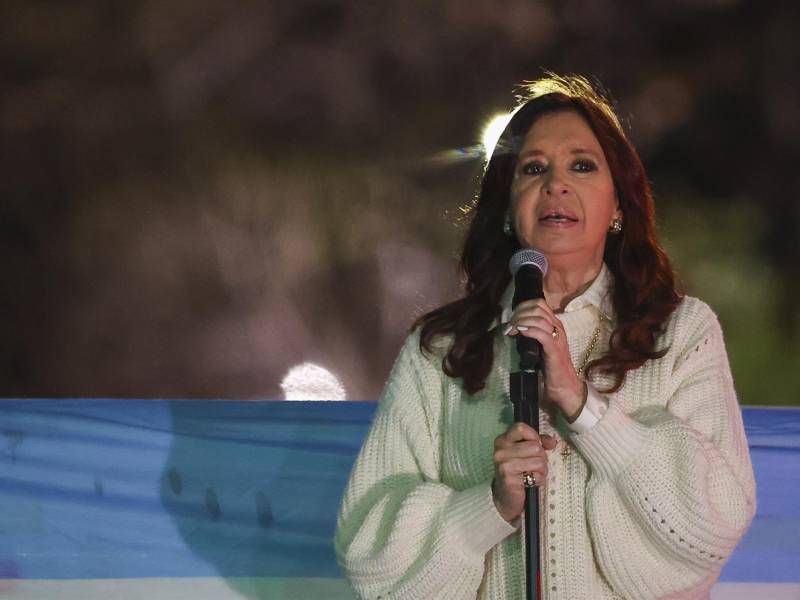 Tras el atentado, seguidores de la expresidenta montaron desde entonces una vigilia de respaldo a las puertas de su apartamento.