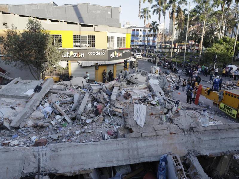 Edificios y casas afectadas este martes, tras un terremoto de magnitud 7,4 que sacudió al país, en Pereira (Colombia). EFE/ Carlos Ortega